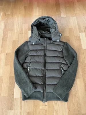 Mörkgrön cardigan  - Helt ny Leon Marcel jacka med prislapp perfekt nu för våren och sena sommarkvällar🔥. Passar för dig som är mellan 175 - 185 ish.