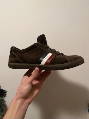 Moncler sneakers Storlek 41  - Säljer dessa mycket fina och sparsamt använda Moncler skor. Storleken är 41. Pris kan diskuteras, hör av dig! 🤙 