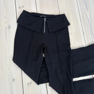Svarta byxor med cool midja  - Svarta byxor med cool detalj i midjan🖤🌟 som man ser på sista bilden är de slitna längst ner, väldigt fina överlag men pågrund av hur de ser ut längst ner säljer jag de för billigt pris