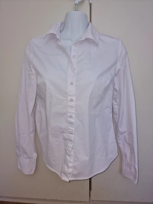 Klassisk vit skjorta  - En utmärkt bas i varje garderob och i perfekt skick.