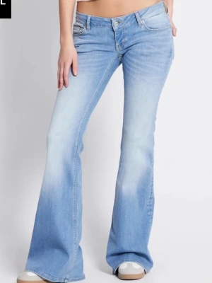 Ljusblå bootcut jeans från 157 - Säljer ett par ljusblå bootcut jeans från 157 med klassisk femficksmodell och snyggt slitna detaljer. Jeansen har hög midja och utsvängda ben, perfekta för en trendig och avslappnad look. Tillverkade i mjuk denim med stretch för extra komfort.