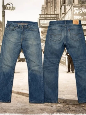 Levi's blå raka jeans vintage  - Klassiska blå jeans från Levi's med rak passform och fem fickor. Jeansen har en snygg tvättad look med slitningar och kontrastsömmar. Tillverkade i slitstark denim med den ikoniska läderlappen bak i midjan. Perfekta till en avslappnad streetstyle. Sitter för tight för mig eftersom att jag behöver w33. Går att sänka priset vid snabb affär!
