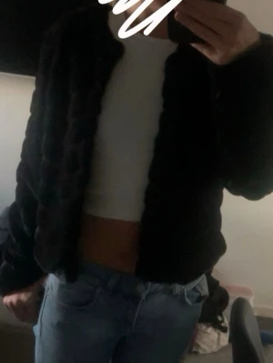 Svart kort pälsjacka - Snygg svart pälsjacka kom för fler frågor 