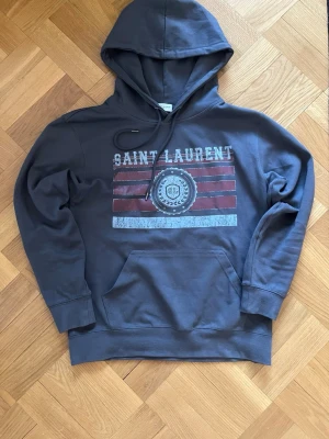 Saint Laurent Hoodie - Knappt använd, skönt material, bra passform.