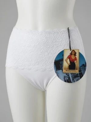 HELT NYA, OANVÄNDA vita shaping-trosor med spets från Lindex, 36-38. - Snygga vita shaping-trosor från Lindex med bred spetskant upptill och mjukt, stretchigt tyg nedtill. Modellen heter Goddess Girdle och har en hög midja som ger en smickrande siluett. Perfekt under tighta kläder för en slät look. Strlk 36-38. Felfria. Tags sitter kvar. Säljer även exakt likadana fast svarta - se bland mina övriga annonser.