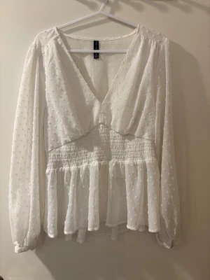 Vit blus  - Sparsamt använd vit blus ser ut som helt ny men stygnen har börjat gå upp vid bysten men inget som är synligt!