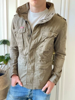 Superdry fieldjacket  - Superdry fieldjacket,ganska tun tillskillnad från många andra - så perfekt till våren. Inga defekter! Modellen i bilderna är 180 cm 75 kg och bär Storlek s , Kom med frågor! 🌟 (Kan gå ned i pris vid köp av paket 😉) 