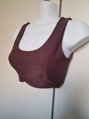 Brun cropp topp - Cropp topp som är snygg både till höga jeans och kjol. Den nedre kanten är lätt rynkad för en smickrande passform 🤎