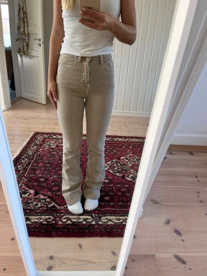 Beiga bootcut jeans från Zara - Sytt upp dem i benen så de passar mig som är 161cm.