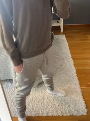 Brun tröja från Oscar Jacobson - Säljer en stilren brun tröja från Oscar Jacobson, tillverkad i Italien.köptes för 1500 kr men säljs då jag behöver pengar. Tröjan har rund hals och ribbade muddar vid ärmslut och nederkant. Perfekt för dig som gillar klassisk och enkel design.