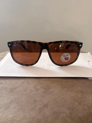 Rayban ”Boyfriend” Polarized - Helt nya Ray-Ban “Boyfriend” Polarized. De är oöppnade med alla etiketter kvar och  allt som syns på bild ingår. Säljs för endast 549 kr. Erbjudandet gäller till fredag 23:59 