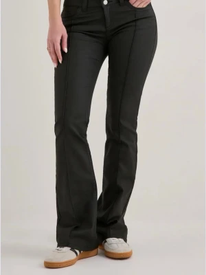 Svarta bootcut jeans Nelly  - Snygga svarta bootcut jeans med markerade sömmar framtill och fickor bak. Jeansen har låg midja. Köpa nypris 699 oanvända då jag köpte fel storlek och returtiden har gått ut. Pris kan diskuteras❤️