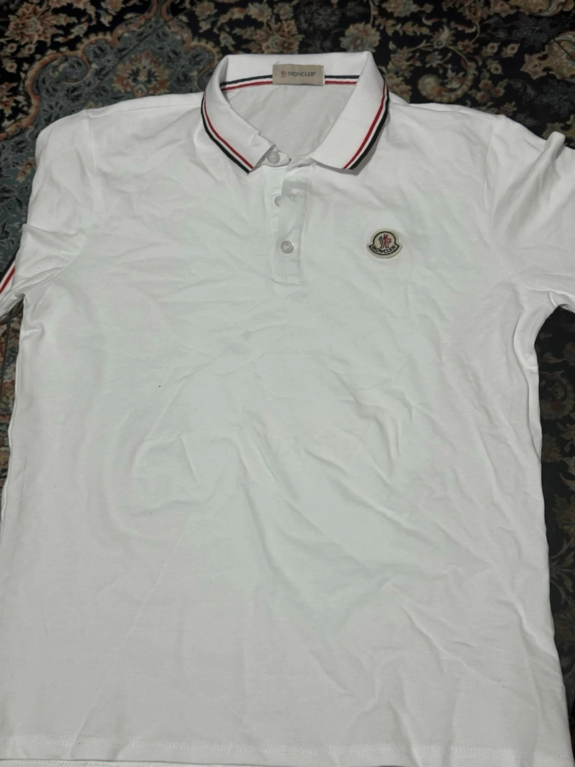 Vit Moncler pikétröja med röd detalj