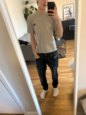 C.P. COMPANY t-shirt - Säljer en grå T-shirt från C.P. COMPANY i toppen skick, använd endast ett fåtal gånger. 