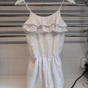 Vit byxdress med volang - Vit byxdress från Abercrombie & Fitch. Storlek 11/12 år.