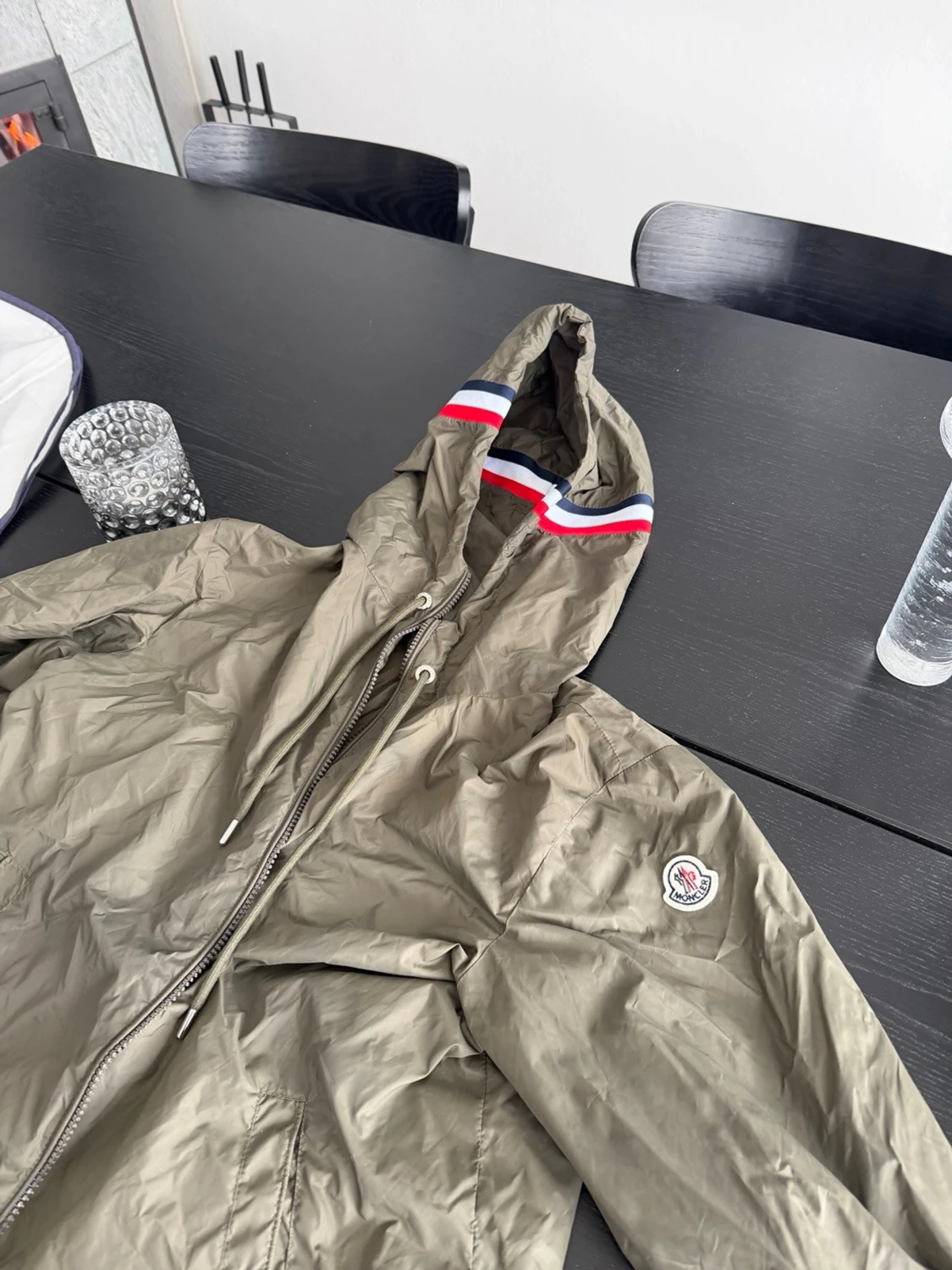 Olivgrön vindjacka från Moncler