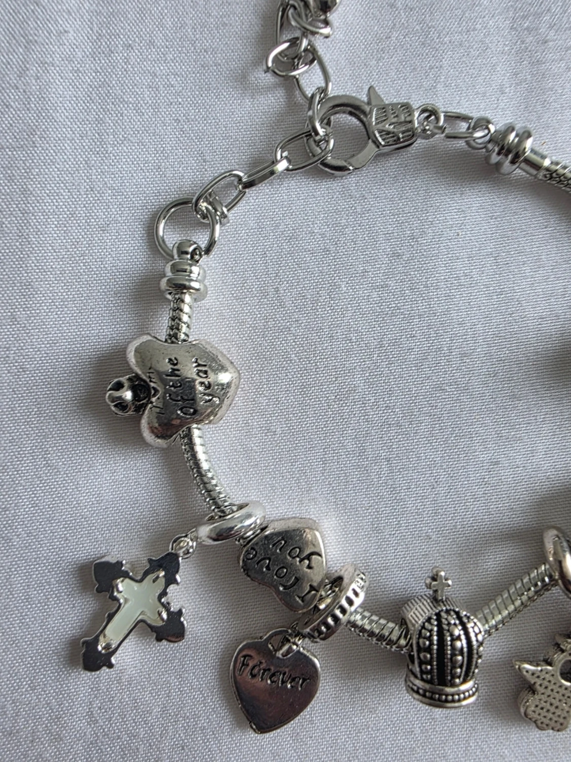 Silverfärgat charmarmband med berlocker - 1