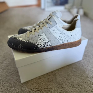 Maison Margiela Paint Splatter - Maison Margiela Paint Splatter (lila) använd ett fåtal gånger, ingen slitning överhuvudtaget. Låda och skoskydd följer med, har kvar taggar. Kan skicka fler bilder om man vill :)