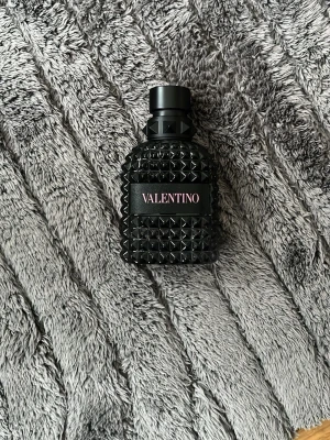 Valentino uomo born in Roma 50ml - Det finns mer än hälften kvar av parfymen som man kan se på bilden med linjen. Jag har haft parfymen i 1 år men det luktar fortfarande bra jag har förvarat den i lådan och i en mörk plats som är inte varm. Jag säljer den på grund av att jag har ingen andvändning av den om ni inte gillar priset messa mig 