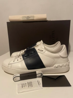 Valentino open äkta - Säljer dessa äkta valentino open för vill köpa andra par skor skick 7/10 storlek 40