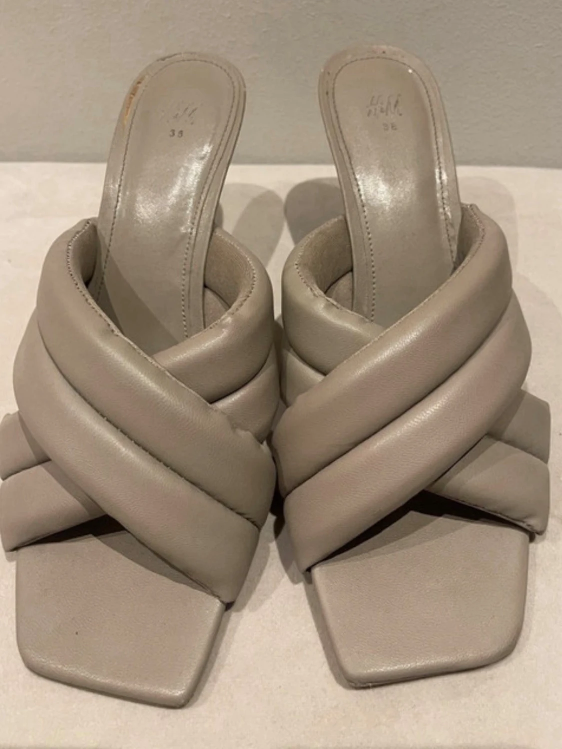 Beige quiltade pumps från H&M