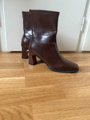 Bruna stövletter med klack - Säljer min snygga bruna klackar från SHEIN pga för liten storlek, bara använda en gång, bra kvalitet, storlek 38   Ny pris är 220kr   Säljer dom för 140kr 