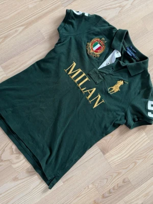 Raulph Lauren pike - Riktigt fet raulph lauren pike i storlek M men passar folk o storlek S bättre. Den är helt utan skavanker eller liknande och vid frågor om bilder eller liknande är det bara att fråga😃💛