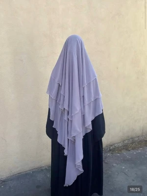 Ljuslila khimar i chiffong - Säljer en lång, ljuslila khimar med 3 lager volanger. Khimaren är tillverkad i ett tunt, flygigt chiffongmaterial som ger ett elegant fall. Perfekt för dig som vill ha en modest och stilren accessoar med extra volym och längd.🪻💜