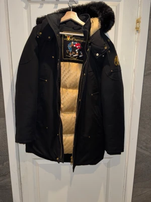  Moose Knuckles stag lake parka jacka - Säljer en Moose Knuckles herrjacka i storlek M i perfekt skick.  Den är otroligt varm och skön Använt endast 3 gånger. Inga skador eller defekter samt djur- och rökfritt hem. Kan mötas i stockholm eller fraktas