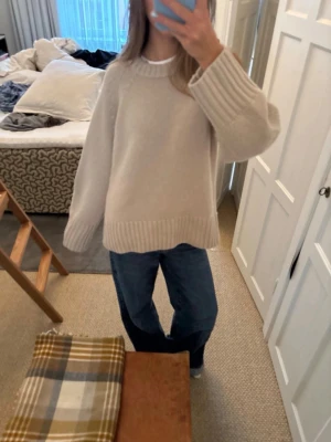 Stickad tröja - Säljer en beige oversized stickad Kashmir tröja, aldrig använd!❤️