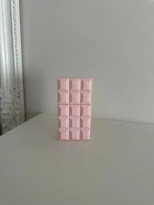 Parfym Sabrina Carpenter  - Sweet Tooth av Sabrina Carpenter. Använd ett fåtal gånger. Topp: Ingefära, chokladmarshmallow, bergamott Hjärta: Madagaskarvanilj, jasminblad, kokosmjölk Bas: Kashmirträ, chantilly cream, mysk