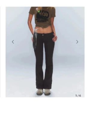 Lågmidjade bootcut cheap Monday jeans - Populära cheap Monday jeansen i svart! Sista bilderna är egentagna bilder! Dom är använda vid några tillfällen men i princip nytt skick förutom smått slitna nere vid fötterna och lite noppriga på insidan av låren (fråga om bild) ❤️