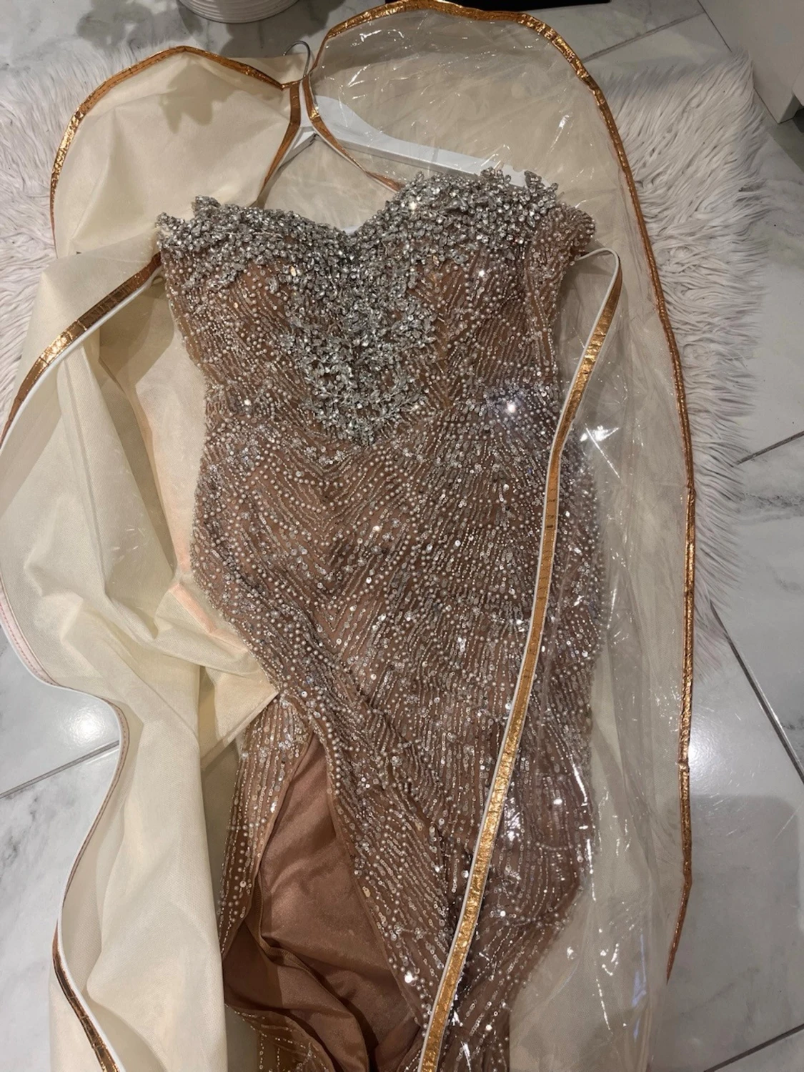 Glittrig långklänning med pärlor - 5