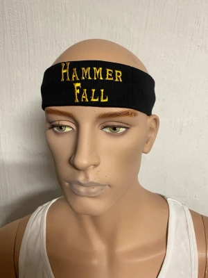 Hammerfall pannband med broderad text. Onesize - Hammerfall pannband med broderad text.