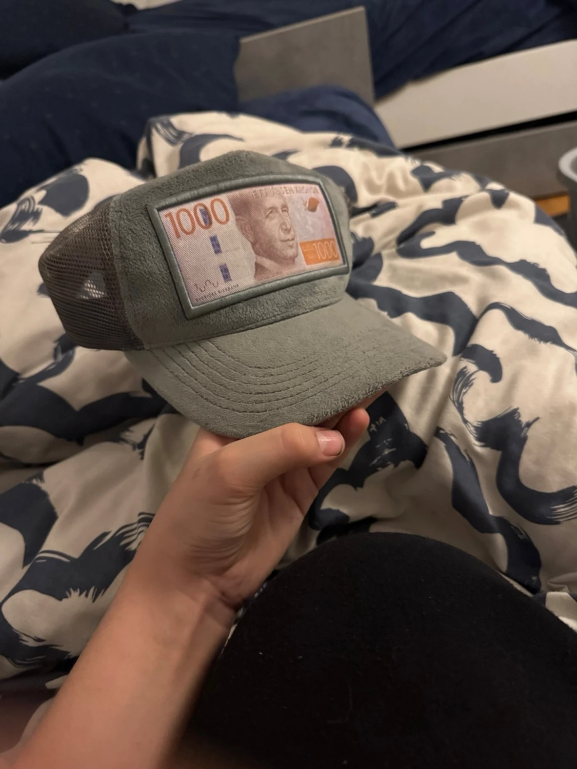 Grå keps med 1000-kronors patch - 1