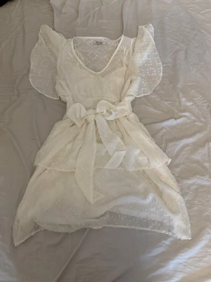 Vit student klänning DRY LAKE - Endast använd två gånger, inga skador. Som ny! 