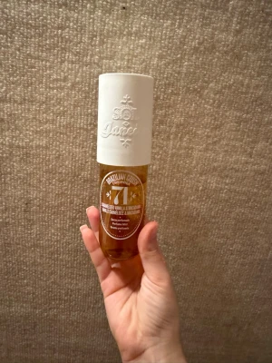 Sol de Janeiro Brazilian Crush parfym - Sol de Janeiro Brazilian Crush Cheirosa 71 är en parfymmist med doft av karamelliserad vanilj och makadamia. Flaskan är genomskinlig med vit kork och bruna detaljer. Perfekt för dig som gillar söta och varma dofter.