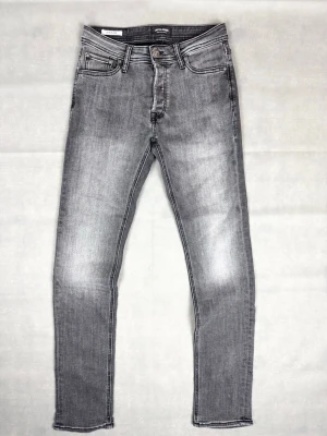 Jack & jones jeans - Jack & Jones jeans | Size W28 L32 | Modell: Slim/Glenn | Skick: 8,5/10 | Mått: Midja: 35 cm Längd: 103 cm | Hör gärna av dig vid frågor och funderingar!🤗