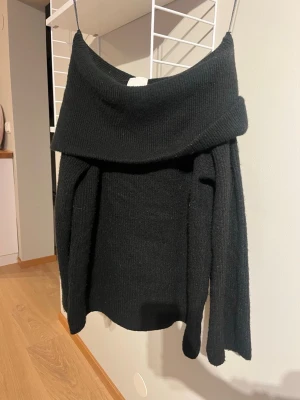 Svart off shoulder stickad tröja - Svart stickad tröja med off shoulder-krage. Storlek xs men är mer som s/m. Som ny 