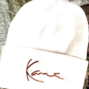 Snygg vit Karl Kani-mössa! - Vit finstickad Karl Kani-mössa i snygg unisexmodell. Oanvänd.