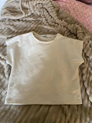 Beige topp från NA-KD - Storlek xs utan armar
