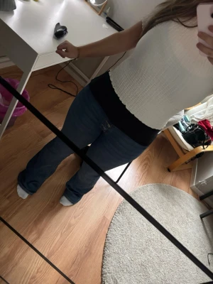 Vit smockad topp från Divided H&M - Säljer en vit smockad topp från Divided H&M. Aldrig använd är i storlek M. 