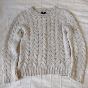 Vit/beige stickad tröja, storlek XS - Stickad tröja från H&M. Storlek XS. 90% akryl, 10% ull. 