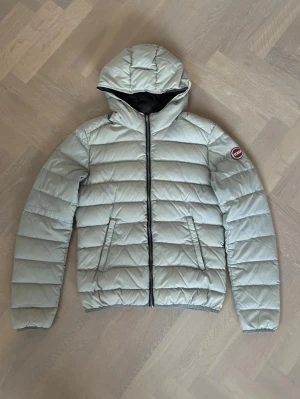 Colmar jacka - Tja säljer nu denna riktigt snygga och populära colmar jacka i storlek 40 där nypris är cirka 4500kr, skick 8/10 vid minsta lilla fundering är det bara att höra av sig! 