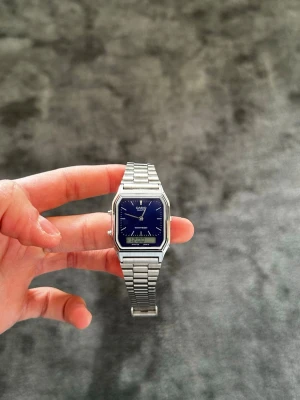 CASIO AQ-230 - Helt ny CASIO AQ-230 med Quartz urverk. ✅  Storlek: 30mm✅ rostfritt stål, marinblå urtavla med digitalt datum, analog och digital klockvisare och tidtagare.✅Vid fler frågor eller funderingar skicka gärna ett pm, Mvh