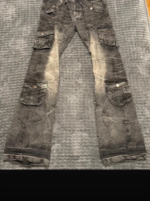 Grå lowwaist cargobyxor  - 83cm innerben, 39 cm midja. Säljer då de inte passar mig tyvärr, köpta från vinted 💗