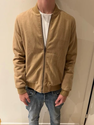 Tommy Hilfiger bomberjacka beige  - Snygg beige Tommy Hilfiger bomberjacka i storlek S.