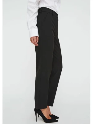 Five units mörkt bruna byxor stl 31 - Five units mörkt bruna byxor storlek 31, modell Daphne 285. Byxorna har en hög midja, en rak passform och ankel längd. Innerbenlängd ca 73cm Inga anmärkningar  Obs Modellbilderna i svart, mina är mörkbruna!