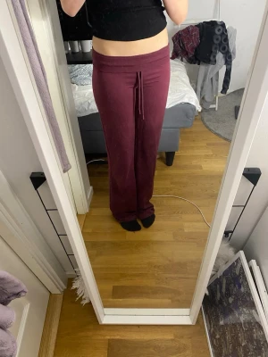 Lågmidjade mjukisbyxor  - Säljer dessa mjukisbyxor från lager 157 som heter ”Low waisted fitted pants Ebba”. De säljs inte längre i denna färg. Använda 2-3 gånger. Meningen är att de ska sitta tajt i låren och sen raka längst ner men de sitter lite löst på mig. Pris går absolut att diskutera. Har klippt av lappen så är inte säker på storleken men tror xs. På bilden är de nervikta men går såklart att ha uppvikta!