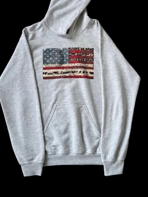 USA flagga hoodie  - Riktigt snygg hoodie med ett unikt Usa-flagga tryck. Hoodien är i en fin ljusgrå färg 